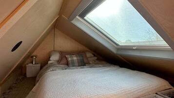 1 bedroom, bed sheets