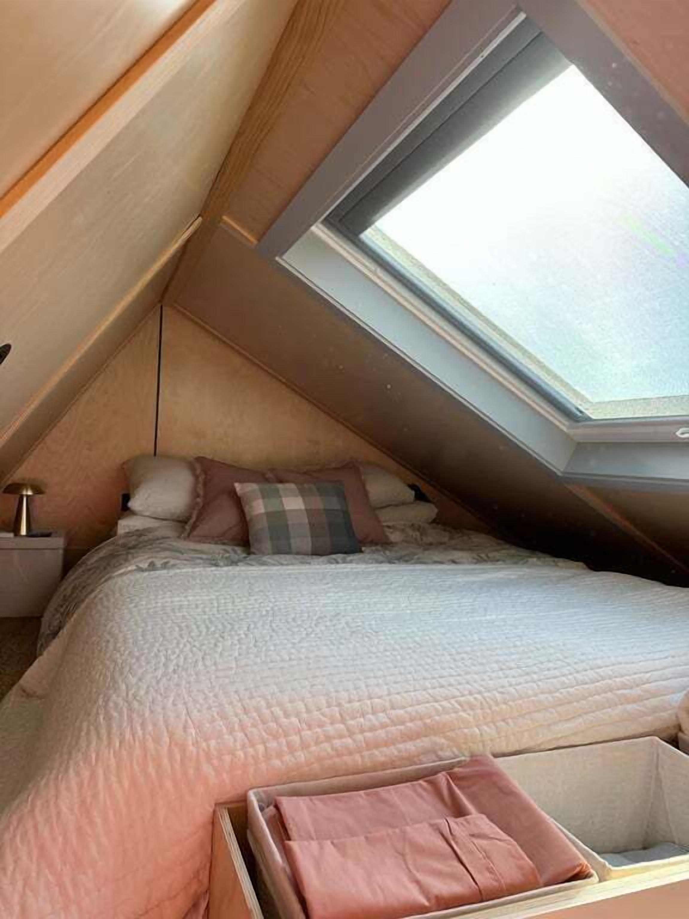 1 bedroom, bed sheets