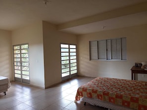 Tabla de planchar con plancha, wifi, ropa de cama