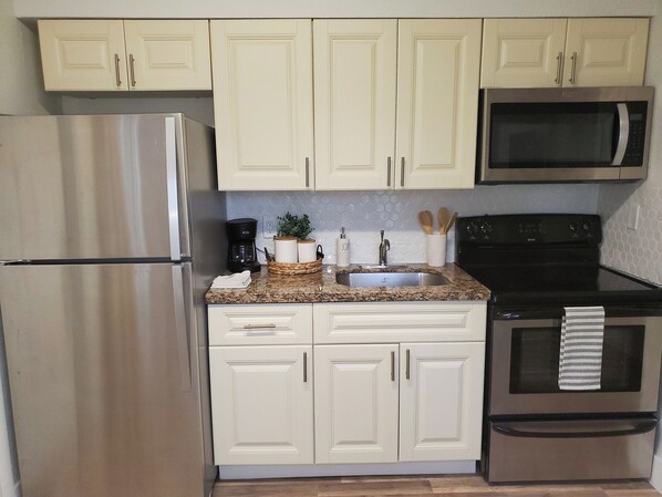 Private kitchen - Dania Beach 1BR Retreat - Private Entry & Self Check-In (Dania Beach)