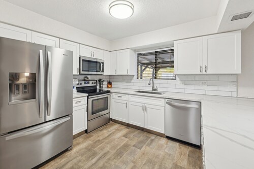 Family Friendly Desert Escape – 3BR with Games, Hot Tub & Outdoor Dining