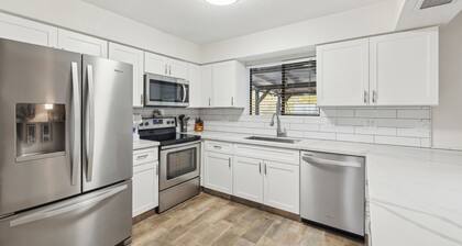 Desert Escape for Families & Friends – 3BR with Games, Hot Tub & Outdoor Dining