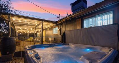 Family Friendly Desert Escape – 3BR with Games, Hot Tub & Outdoor Dining