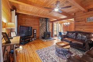 Wood burning stove, throws for cozy evenings - Woodsy Retreat Cabin • Sleeps 9 • 6 Min to LakePoint • MTB Trails Nearby (Cartersville)
