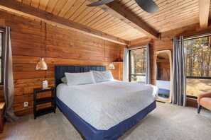 King bed on main level - Woodsy Retreat Cabin • Sleeps 9 • 6 Min to LakePoint • MTB Trails Nearby (Cartersville)