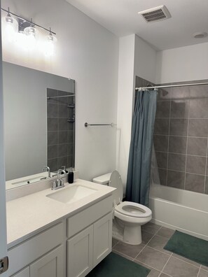 Dusche, Handtücher, Toilettenpapier