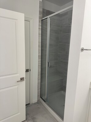 Dusche, Handtücher, Toilettenpapier