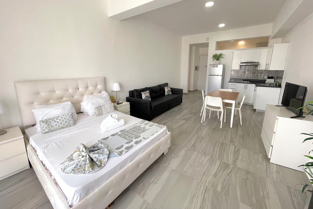 Comfort Studio | Individually decorated, individually furnished, free WiFi, bed sheets