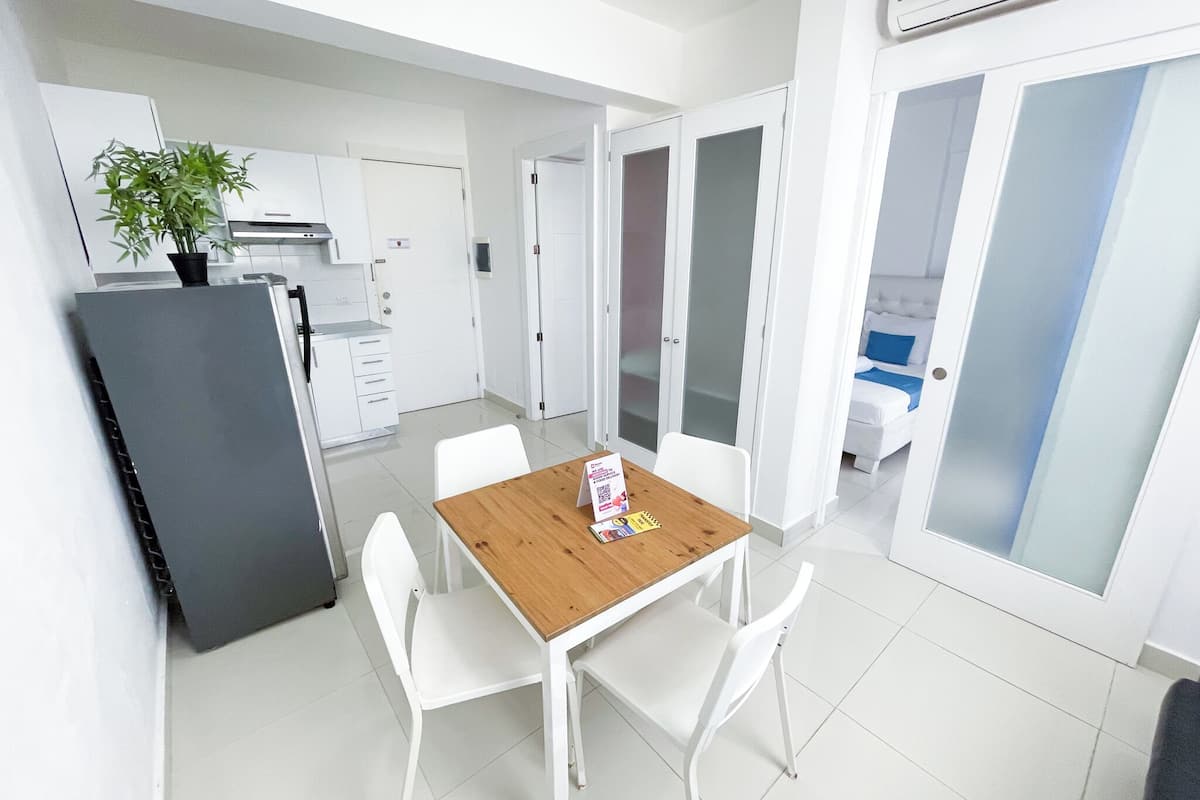 Deluxe Suite | Living area | 32-inch flat-screen TV with cable channels