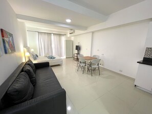 Comfort-Studio, Poolzugang, Stadtblick | Bettwäsche aus ägyptischer Baumwolle, hochwertige Bettwaren