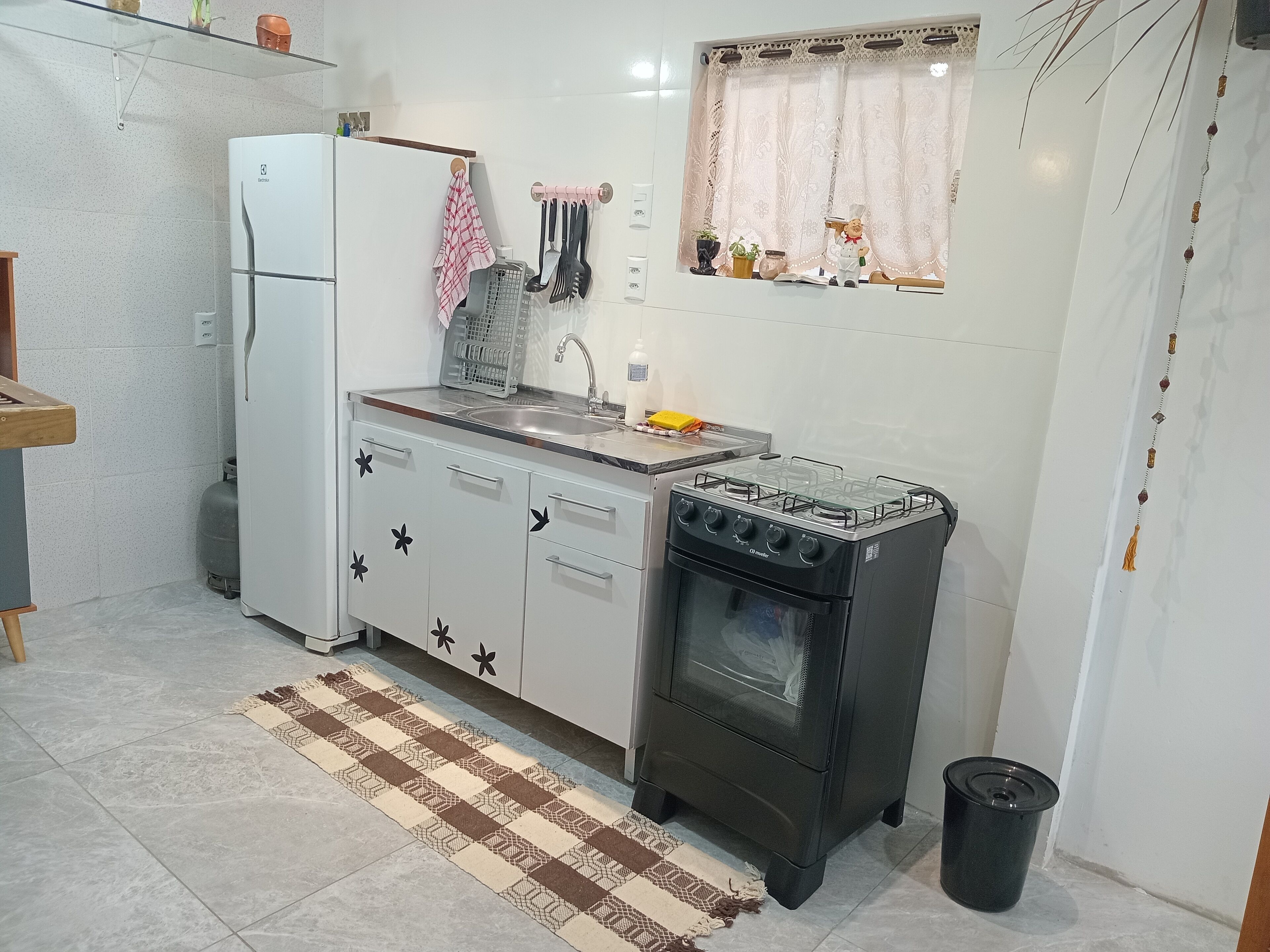 Geladeira, micro-ondas, fogão, cooktop