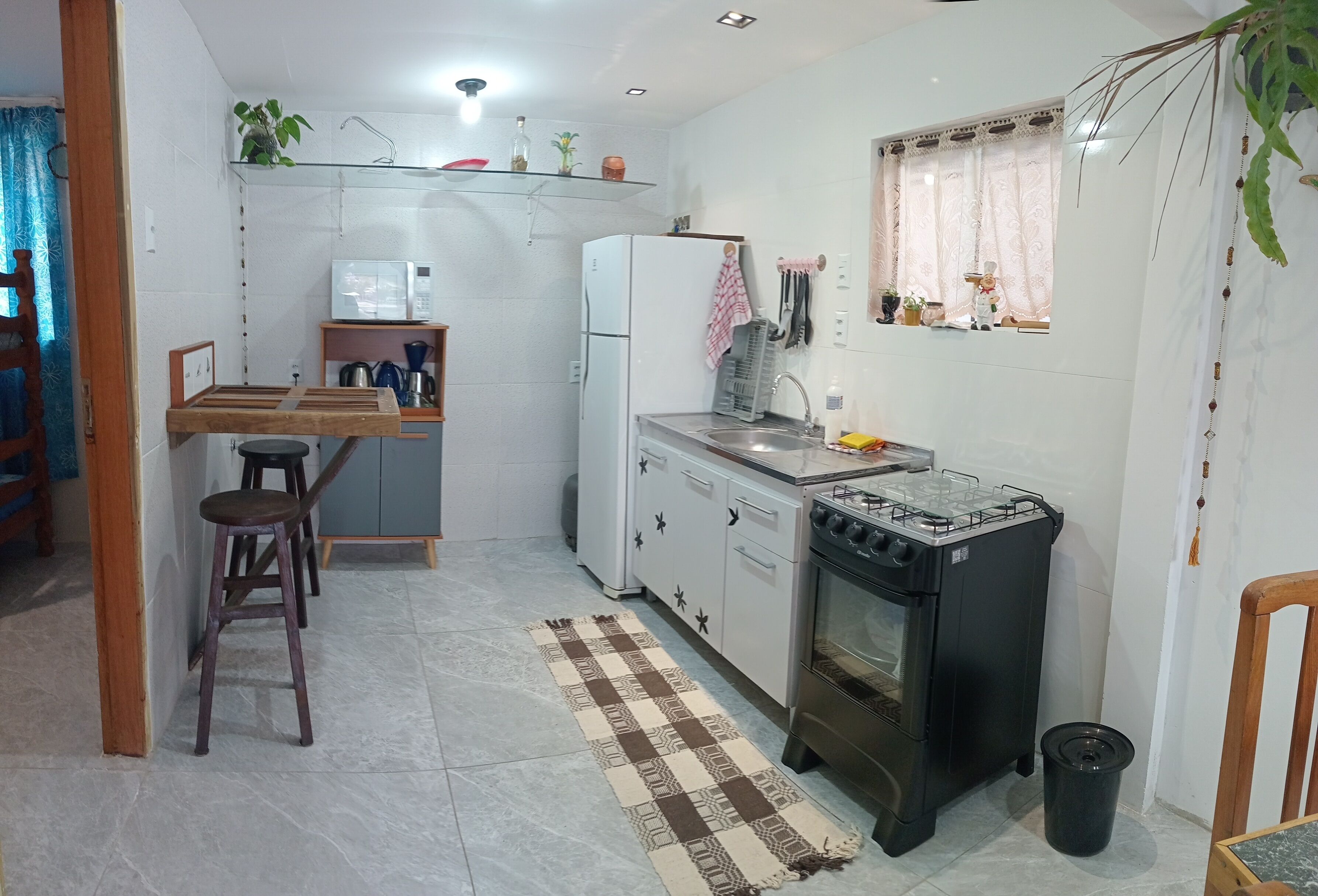 Geladeira, micro-ondas, fogão, cooktop