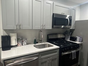 Fridge, microwave, oven, stovetop - Modern 2-Bedroom Apartment in Vibrant DC (Washington)