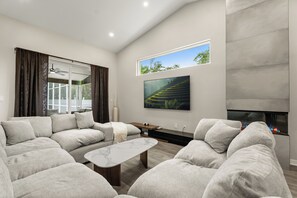 TV connectée, cheminée, jeux vidéo