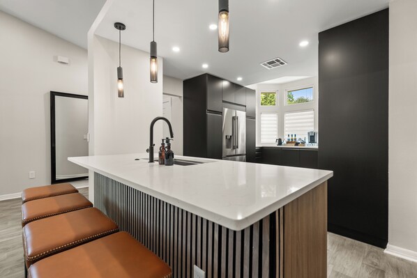 冷蔵庫、電子レンジ、オーブン、コンロ