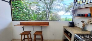 Kühlschrank, Ofen, Herdplatte, Wasserkocher mit Kaffee-/Teezubehör