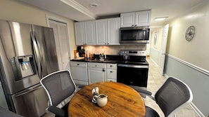 Microwave, oven, stovetop, dishwasher - Stay in the heart of historic CapHi in this beautiful preserved 1br/1b retreat (Washington)