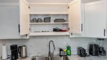 Micro-ondes, four, plaque de cuisson, lave-vaisselle