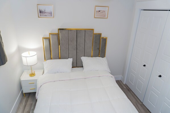 1 habitación, tabla de planchar con plancha, wifi gratis y ropa de cama 