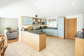 Kjøleskap, mikrobølgeovn, ovn og oppvaskmaskin