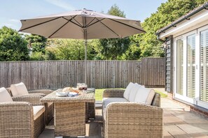 Outdoor dining - Woodland Lodge, Aldeburgh (Aldeburgh)