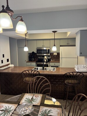 Microwave, oven, stovetop, dishwasher - Welcoming 2-bedroom condo in Orange Beach. With pool and beach access (Orange Beach)