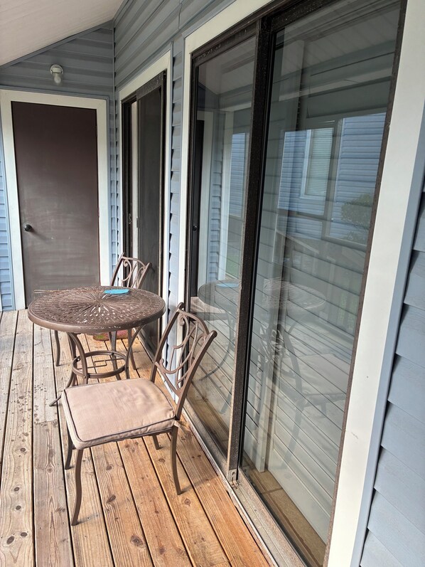 Outdoor dining - Welcoming 2-bedroom condo in Orange Beach. With pool and beach access (Orange Beach)