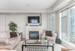 Smart-TV, Kamin, Stereoanlage