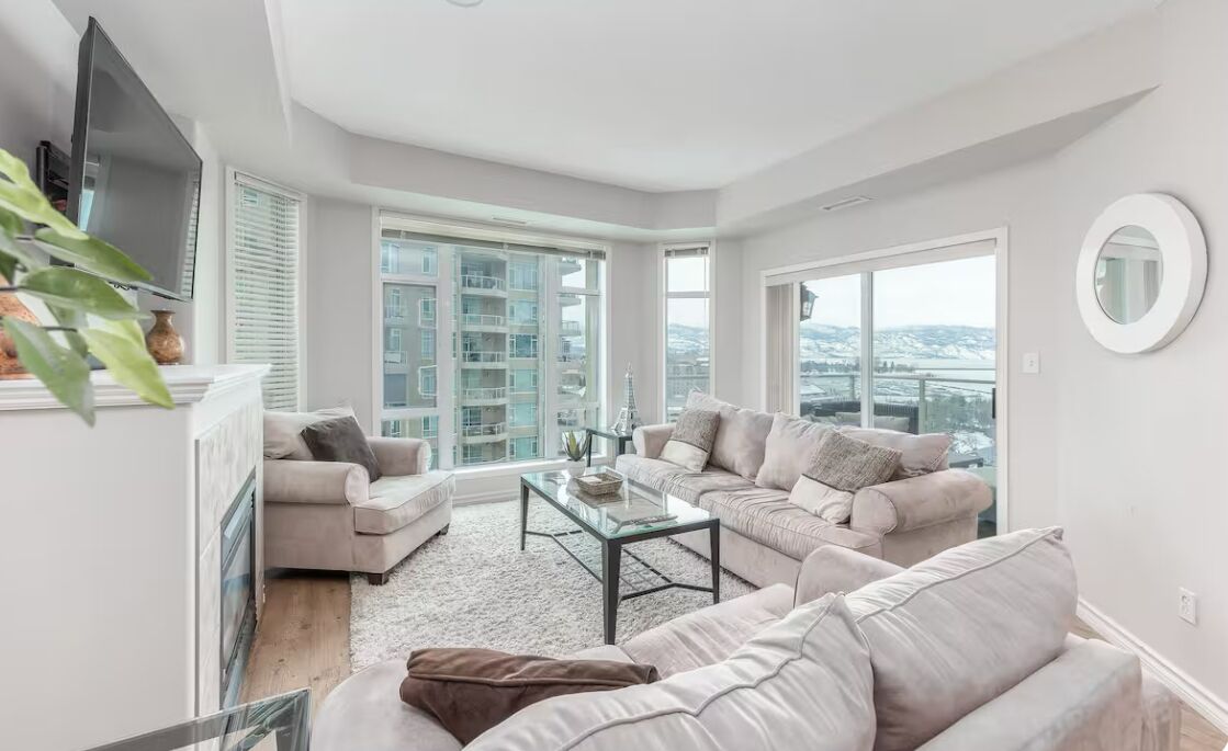 Smart TV, fireplace, stereo