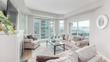 Smart TV, fireplace, stereo