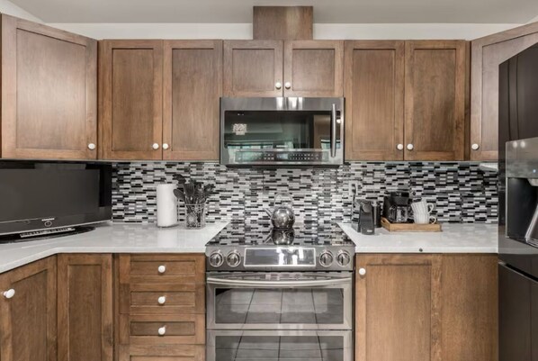 Kühlschrank, Mikrowelle, Ofen, Herdplatte