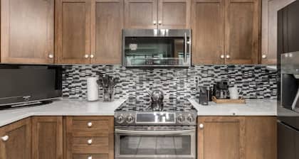 Beautiful Downtown Kelowna Condo with Amazing Views!