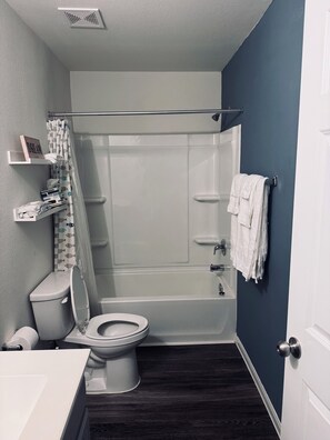Regadera, toallas, jabón, papel de baño 