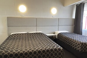 مكتب ومساحة عمل للكمبيوتر المحمول وستائر تعتيم ومكواة/لوح كي