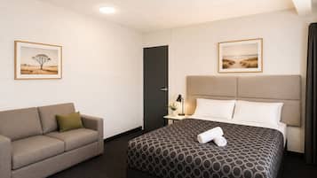 Classic-Vierbettzimmer | Schreibtisch, laptopgeeigneter Arbeitsplatz, Verdunkelungsvorhänge