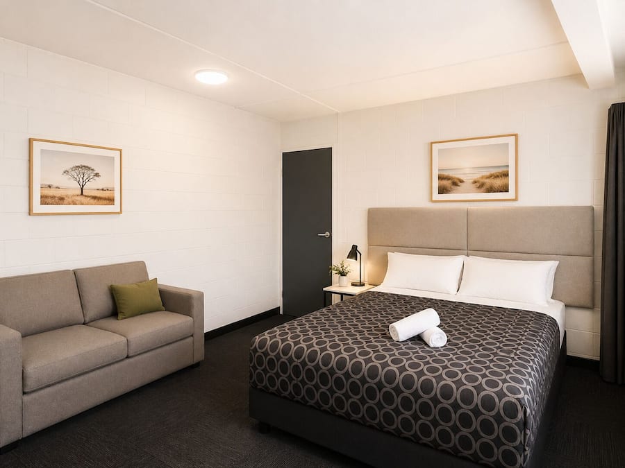 Classic Quadruple Room | Desk, laptop workspace, blackout curtains, iron/ironing board