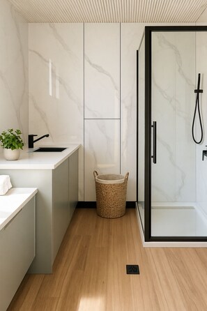 Estúdio luxo, 1 quarto | Banheiro | Toalhas de banho, sabonete, shampoo, papel higiênico