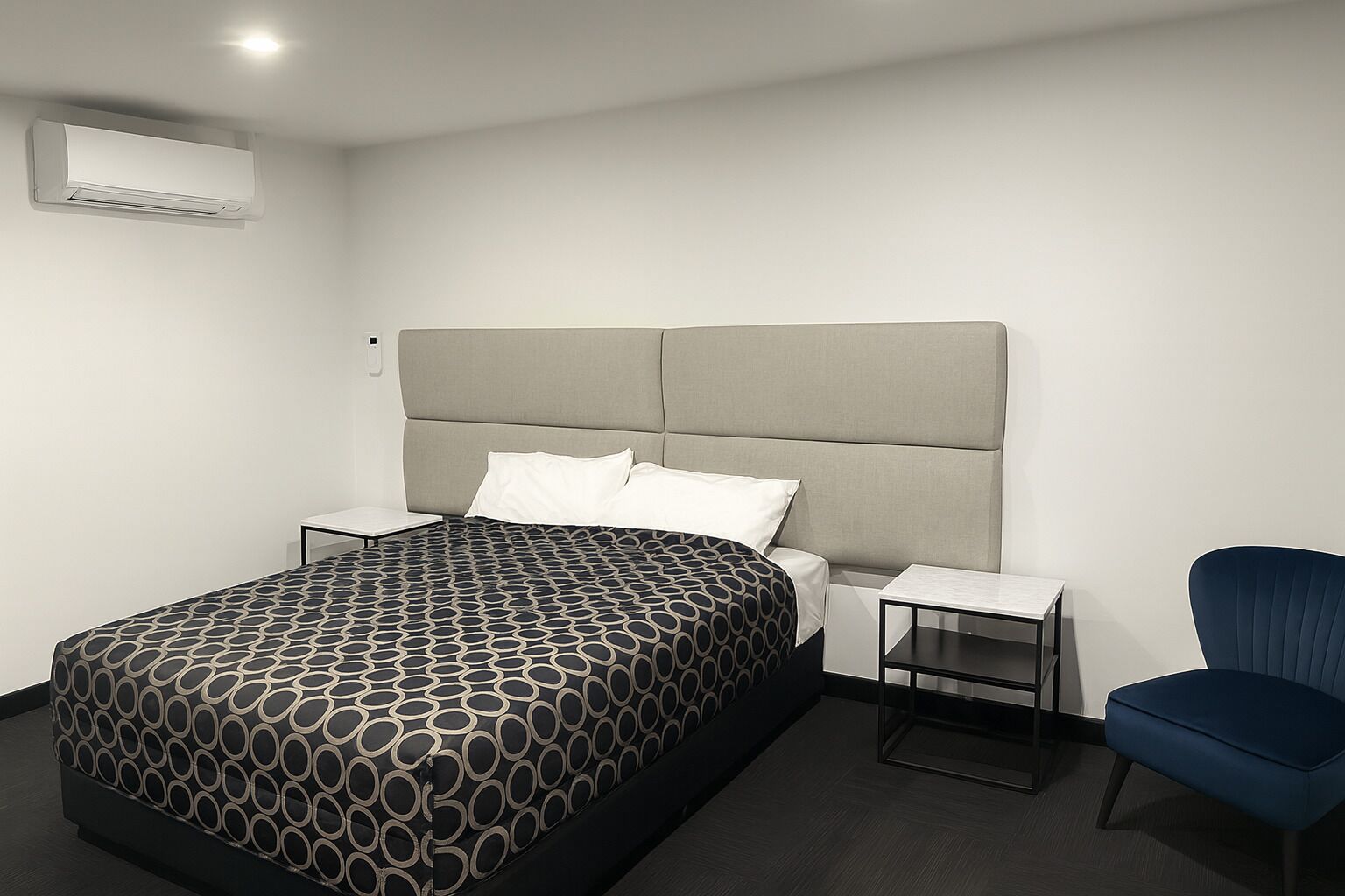 Skrivebord, skrivebord for bærbar PC og blendingsgardiner