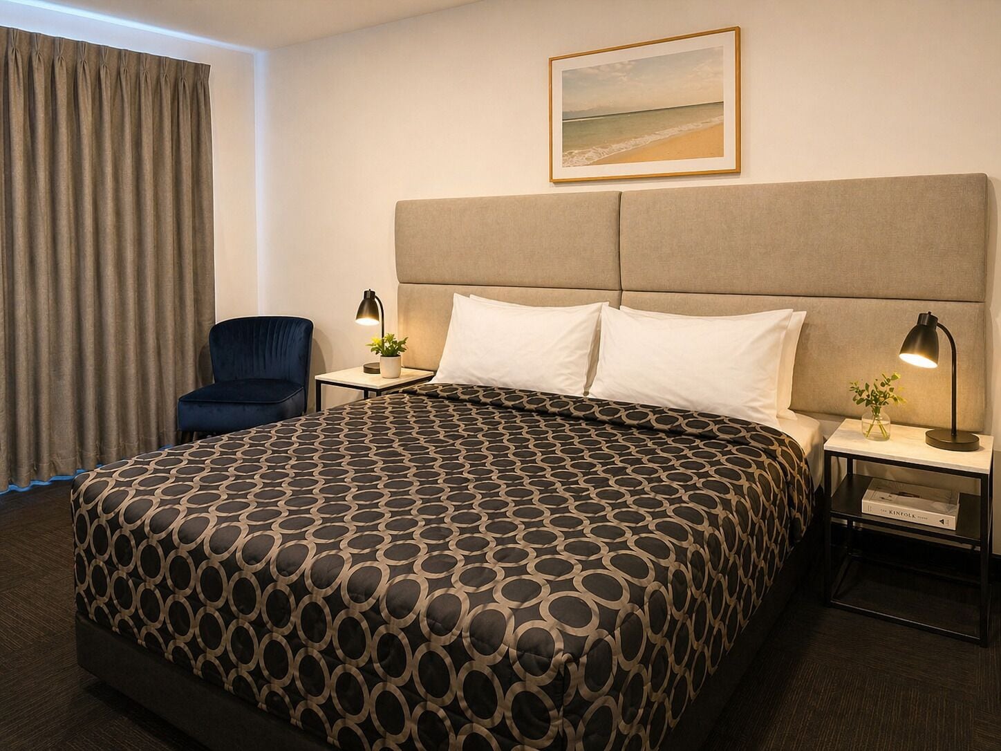 مكتب ومساحة عمل للكمبيوتر المحمول وستائر تعتيم ومكواة/لوح كي