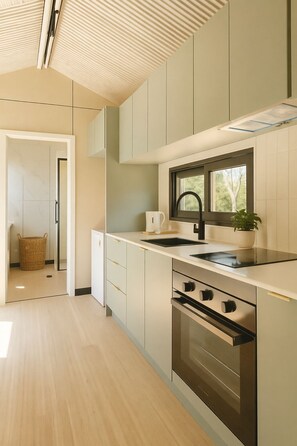 Deluxe Studio, 1 Bedroom | Private kitchen - Jolly Knight Motel (Casula)