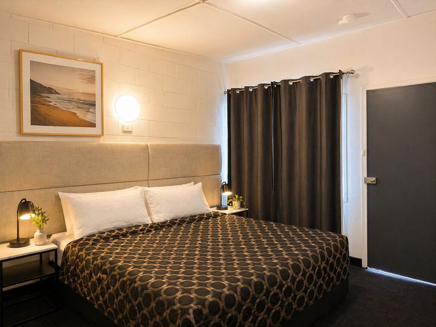 مكتب ومساحة عمل للكمبيوتر المحمول وستائر تعتيم ومكواة/لوح كي