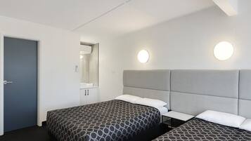 Camera Classic con 2 letti singoli | Una scrivania, postazione laptop, tende oscuranti, ferro/asse da stiro