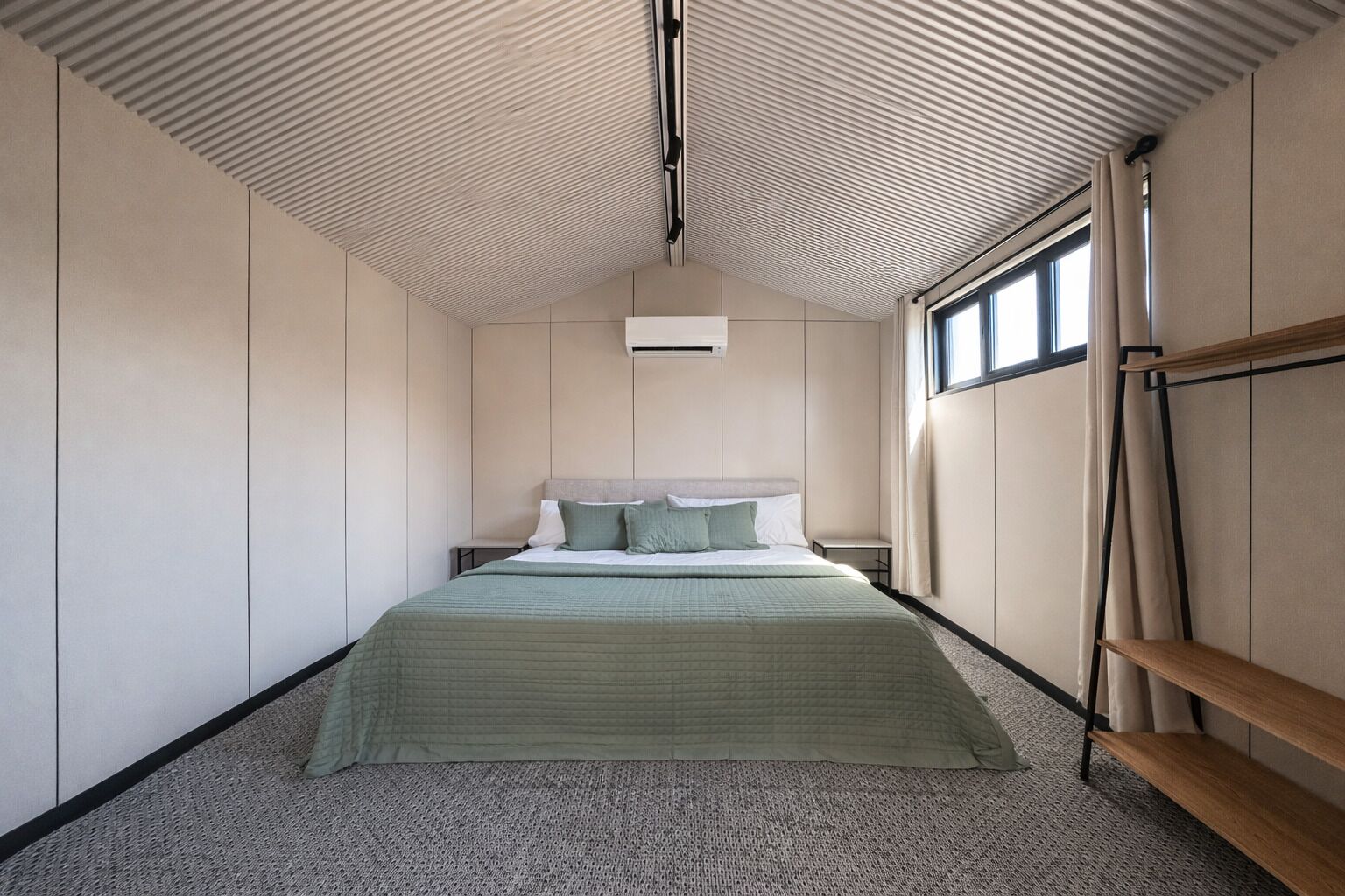 Studiosuite – comfort, 1 queensize-seng | Skrivebord, skrivebord for bærbar PC og blendingsgardiner