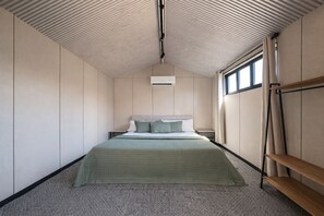 Suite estudio Confort, 1 cama Queen size | Escritorio, espacio para trabajar con laptop y cortinas blackout 