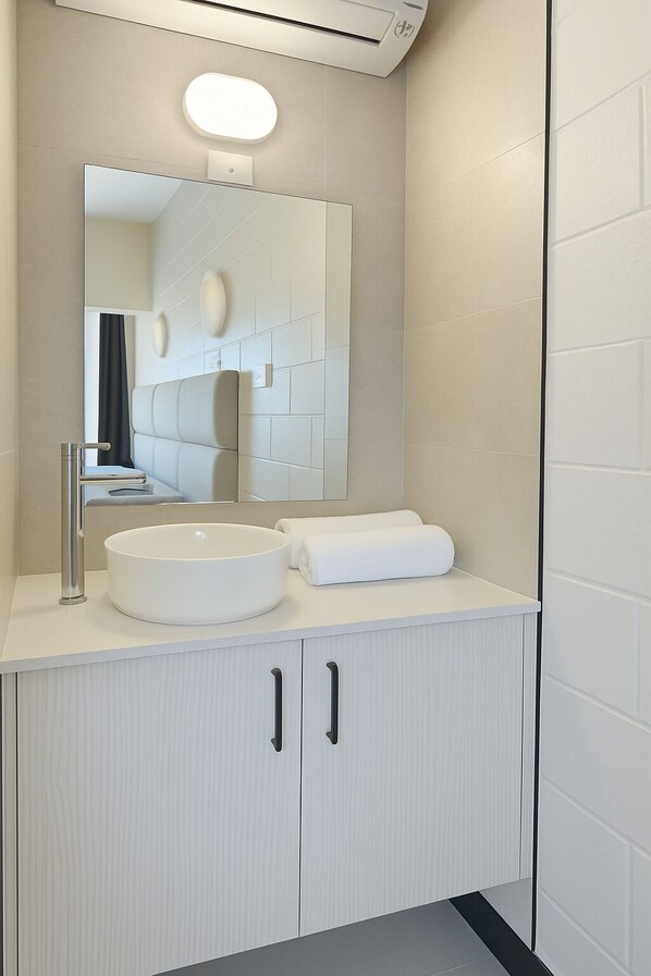 مكتب ومساحة عمل للكمبيوتر المحمول وستائر تعتيم ومكواة/لوح كي