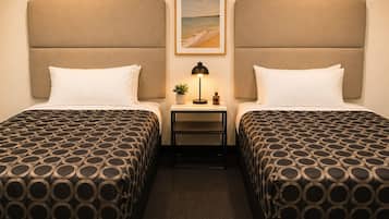 Suite Keluarga, Beberapa Tempat Tidur | Meja kerja, ruang kerja ramah laptop, dan tirai kedap cahaya