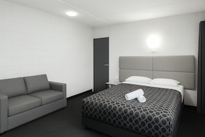 Kamar Quadruple Klasik | Meja kerja, ruang kerja ramah laptop, dan tirai kedap cahaya