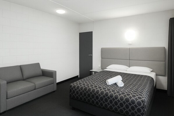 Escritorio, espacio para trabajar con laptop y cortinas blackout 