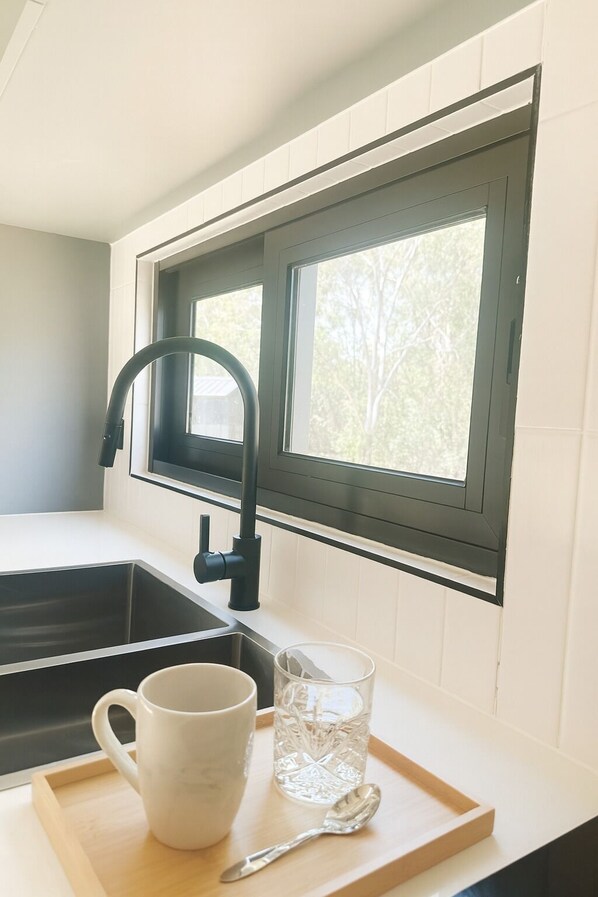 Comfort Studio Suite, 1 Queen Bed | Private kitchen - Jolly Knight Motel (Casula)