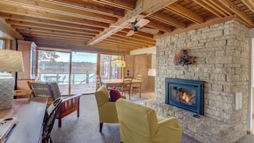 电视、壁炉、书